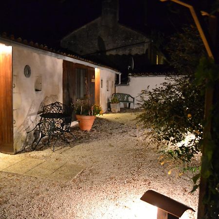 Le Moulin De Lusseau Bed and Breakfast Chef-Boutonne Rum bild