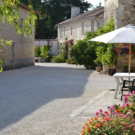 Le Moulin De Lusseau Bed and Breakfast Chef-Boutonne Exteriör bild