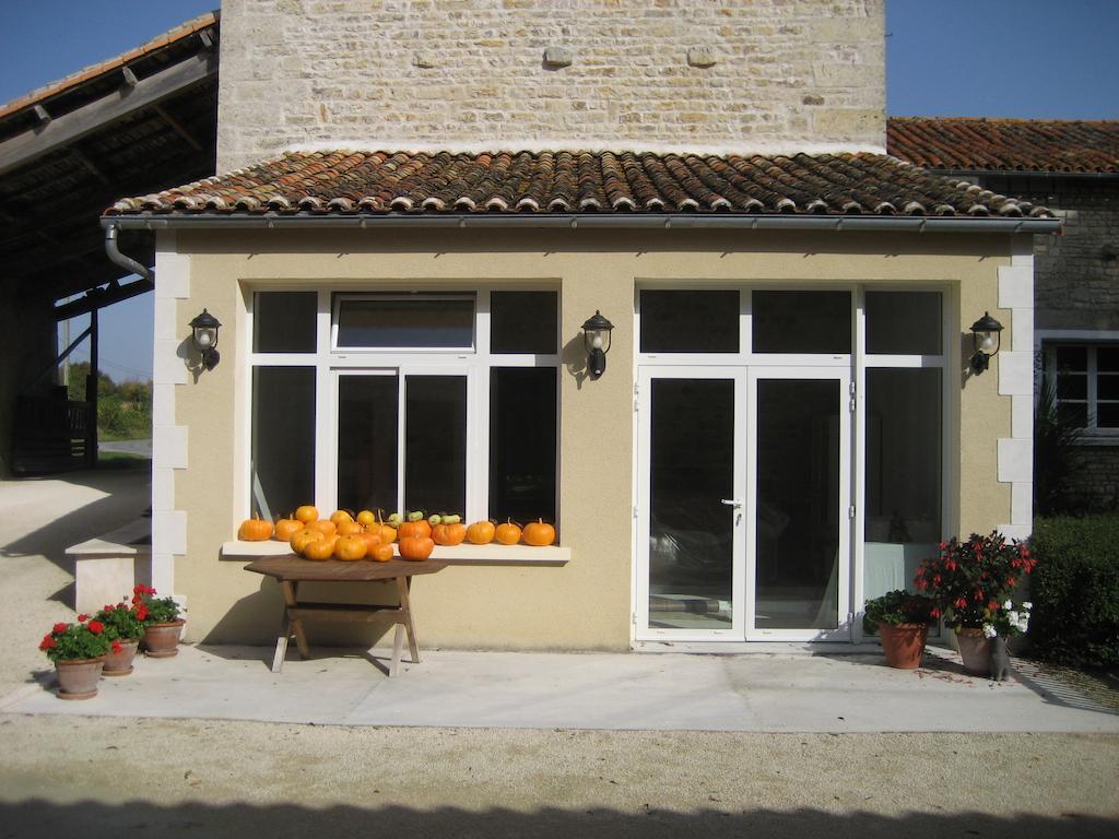 Le Moulin De Lusseau Bed and Breakfast Chef-Boutonne Exteriör bild