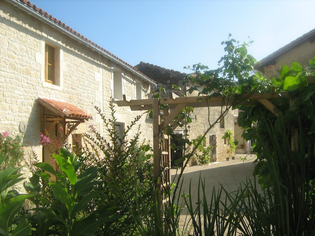 Le Moulin De Lusseau Bed and Breakfast Chef-Boutonne Rum bild